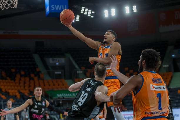 并在客场以 并在客场以